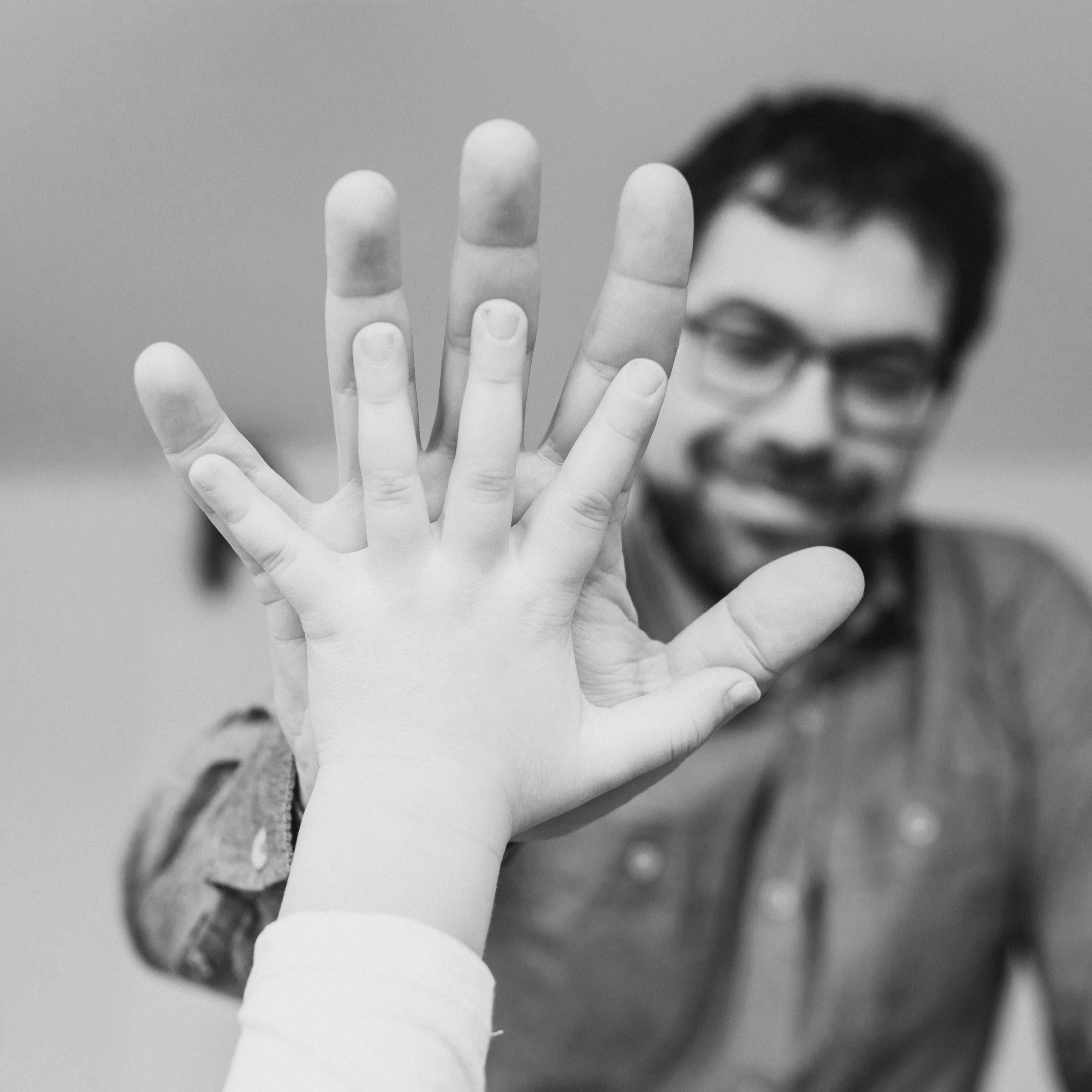 manos niño y padre-min